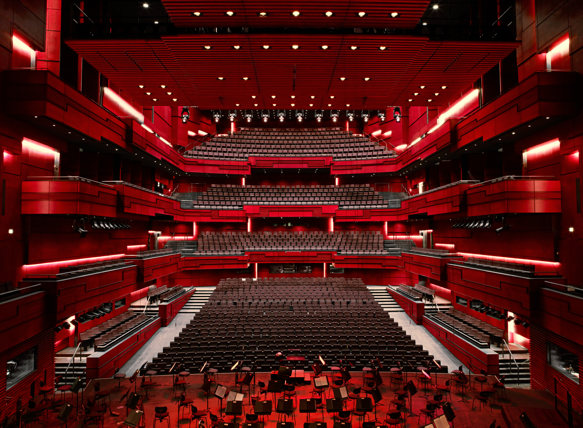 Вместимость самых больших концертных залов. Harpa концертный зал. Harpa Concert Hall Henning Larsen Architects Исландия. Харпа зал Harpa в Рейкьявике концертный. Харпа Исландия зал внутри.
