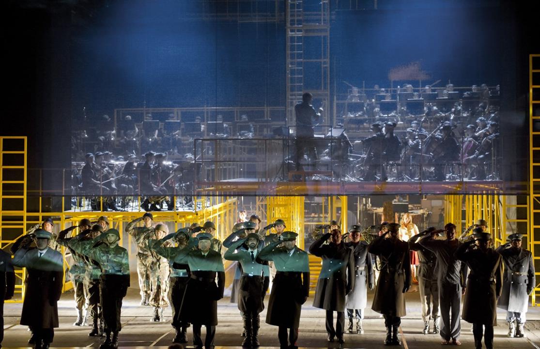 Bernd Alois Zimmermanns Die Soldaten i regi av Calixto Bieito. Komische Oper, Berlin. Foto: Monika Rittershaus