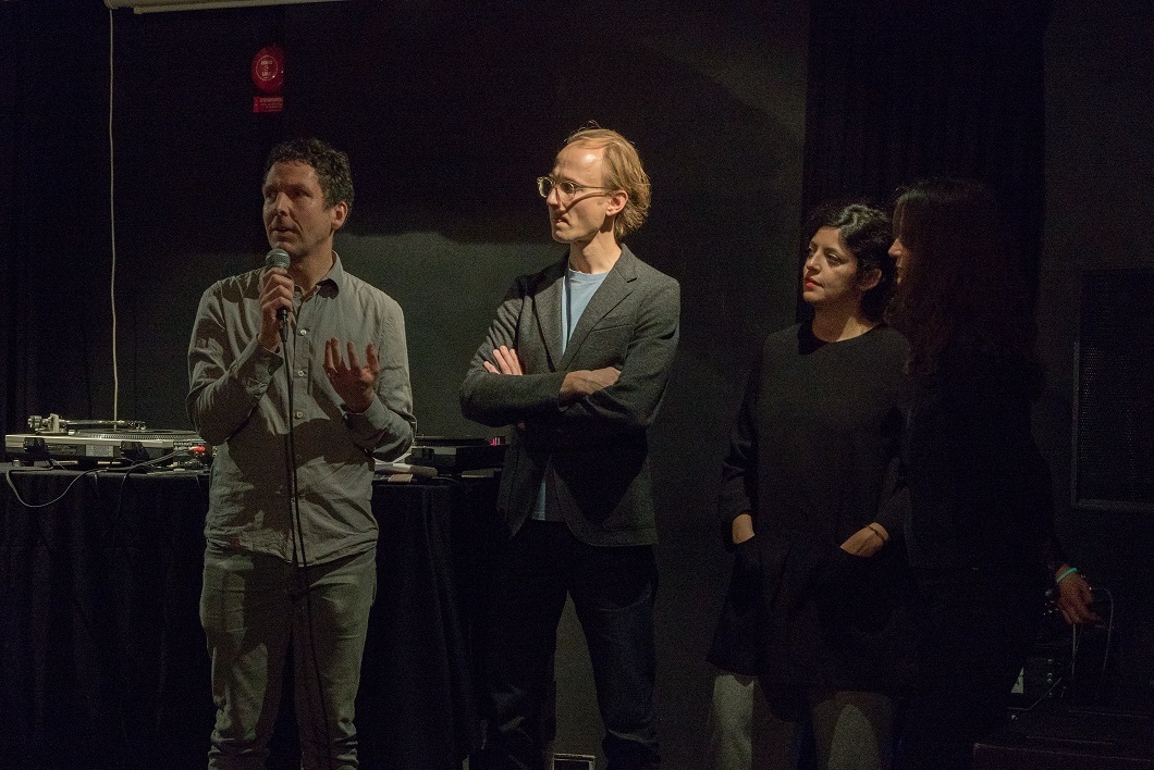 Jesper Nordin tar emot priset Nutida Sound av delar av juryn, Andreas Engström, Nathaly Salas och Susanne Skog. Foto: Michael Klimczak